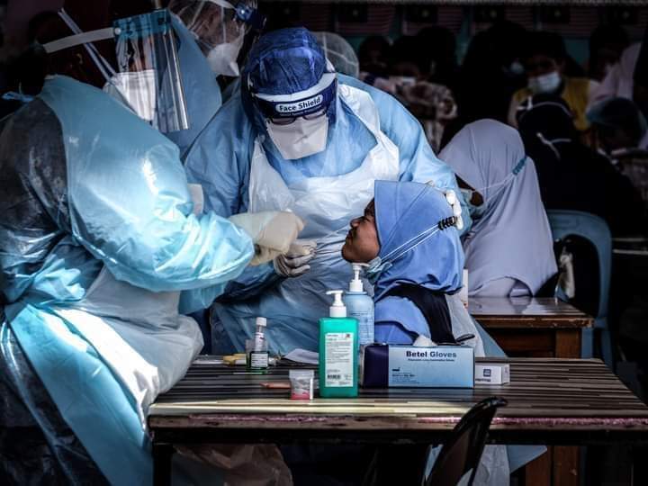 Primary school student being tested for COVID-19. Photo: Elhumawy/Twitter
