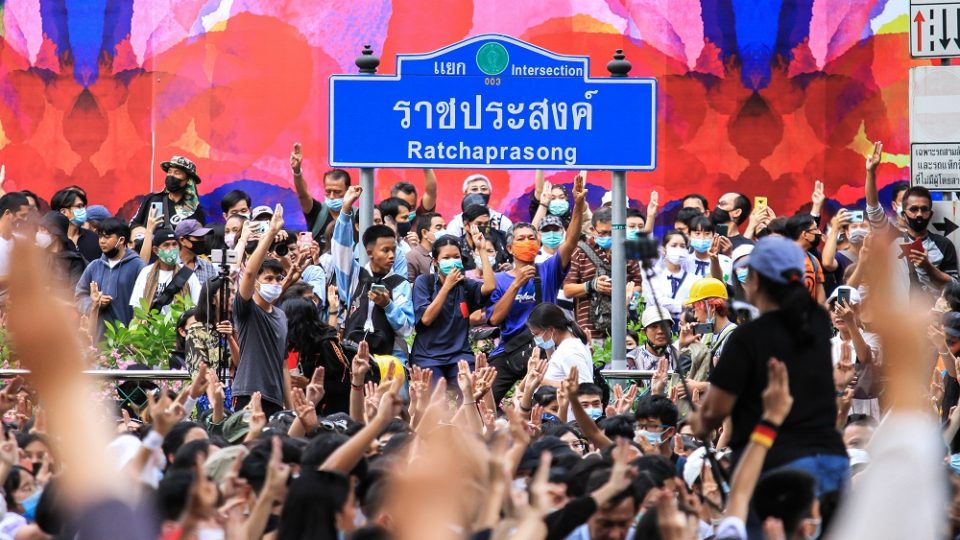 Protesters raised three-finger salutes Thursday at Bangkok’s Ratchaprasong Intersection. Photo: Chayanit Itthipongmaetee / Coconuts Bangkok