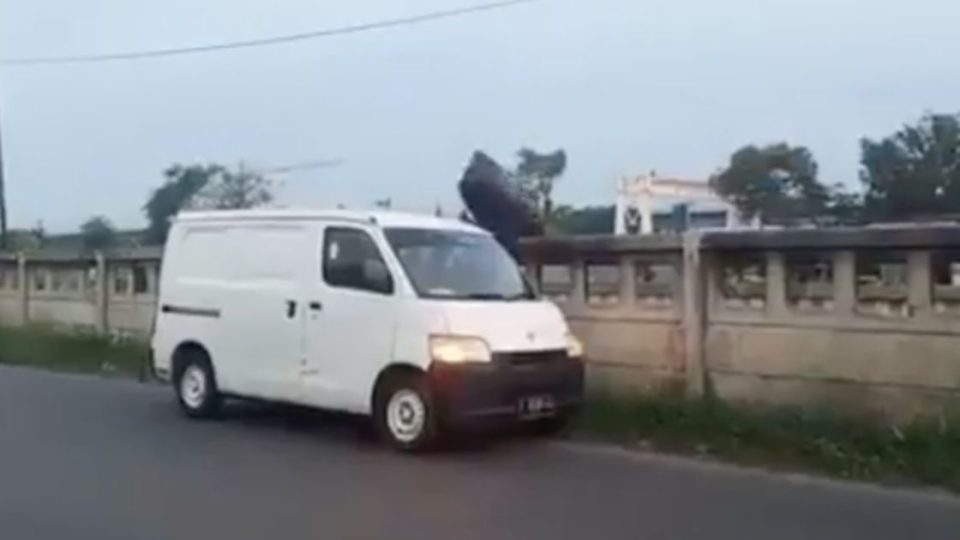 The men, who weren’t clearly visible in the video, threw at least four big trash bags into the Kalimalang canal, which were taken from inside a white van. Screenshot from video