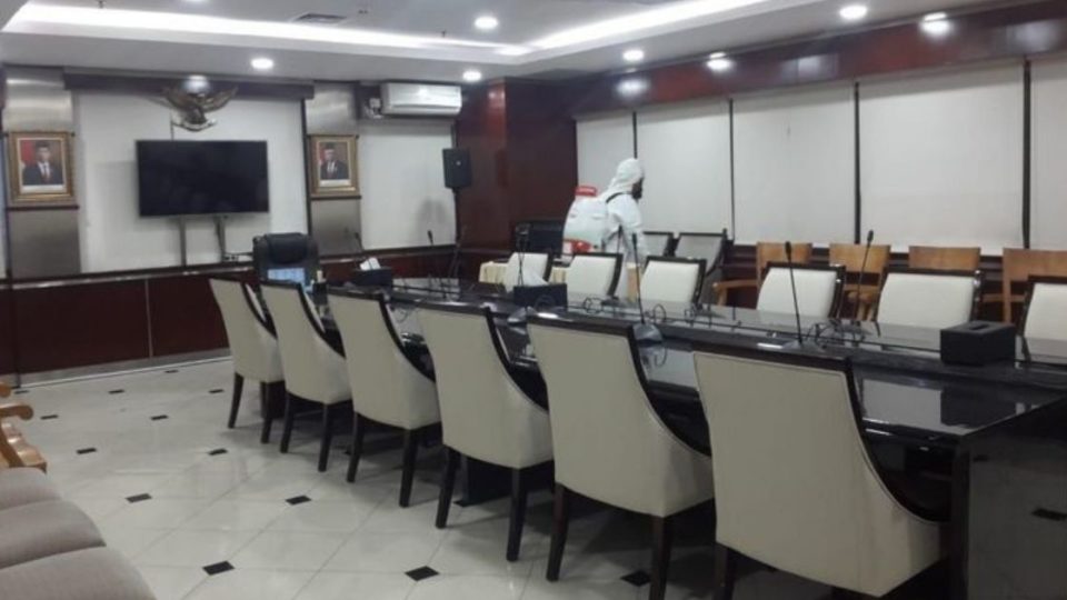 A room in the Ministry of Transportation office is being disinfected by an officer. Photo: Kemenhub