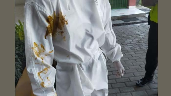 Feces hurled at a healthcare worker when picking up a patient in Surabaya, East Java. Photo: Surabaya city administration