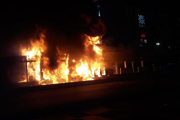 Fire enguls the Tosari bus stop in Central Jakarta during the jobs creation law protest on Oct. 8, 2020. Photo: Istimewa