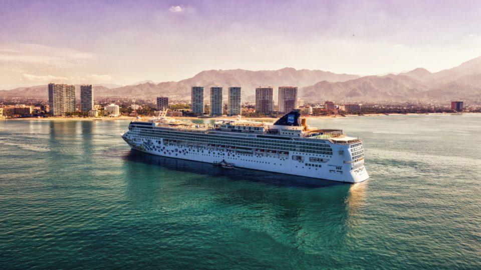 A Norwegian cruise vessel sails in Mexico. Photo: Alonso Reyes
