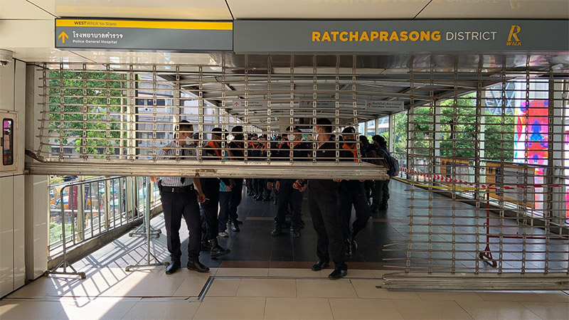 Security forces seal the gate at BTS Chit Lom in Bangkok just before 3pm on Thursday. Photo: Coconuts