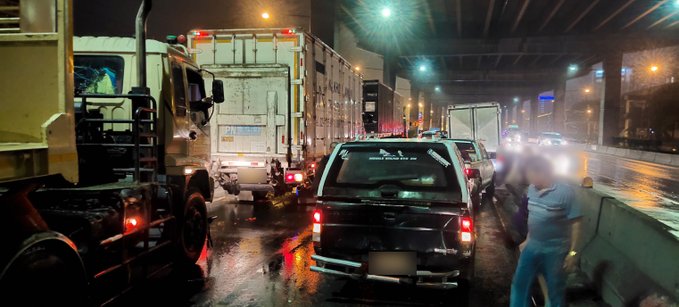 The scene of a 16-vehicle accident Friday morning on Vibhavadi-Rangsit Road. Photo: JS100 / Twitter