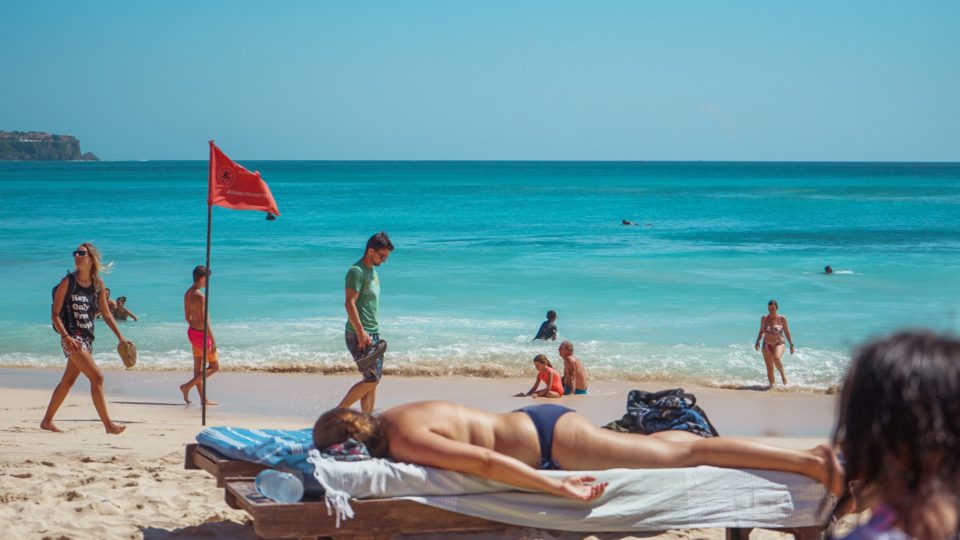 File photo of visitors at Dreamland Beach in Uluwatu, pre-COVID-19. Photo: Unsplash 