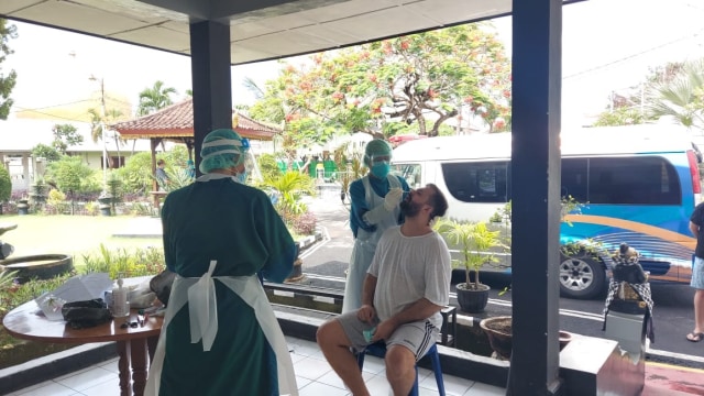 A Kerobokan prison inmate undergoing a swab test. Photo: Istimewa via Kumparan