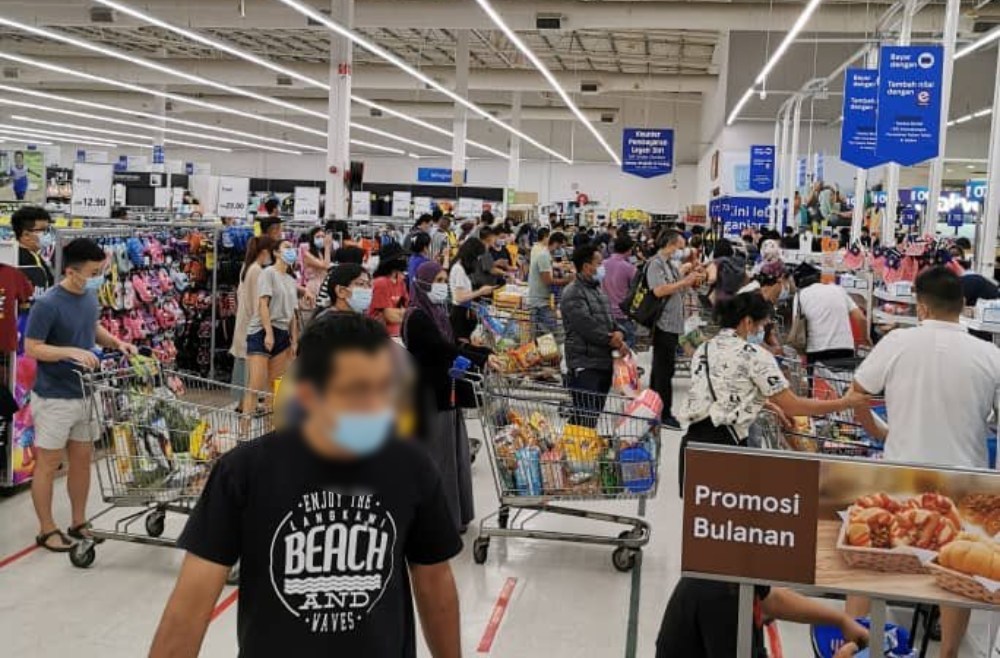 Crowds waiting at Tesco Puchong’s check-out counters. Photo: Steventsh/Twitter