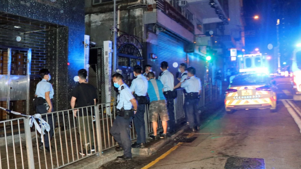 Police respond to reports of the bar fight in Tsim Sha Tsui on Oct. 6, 2020. Photo via Apple Daily