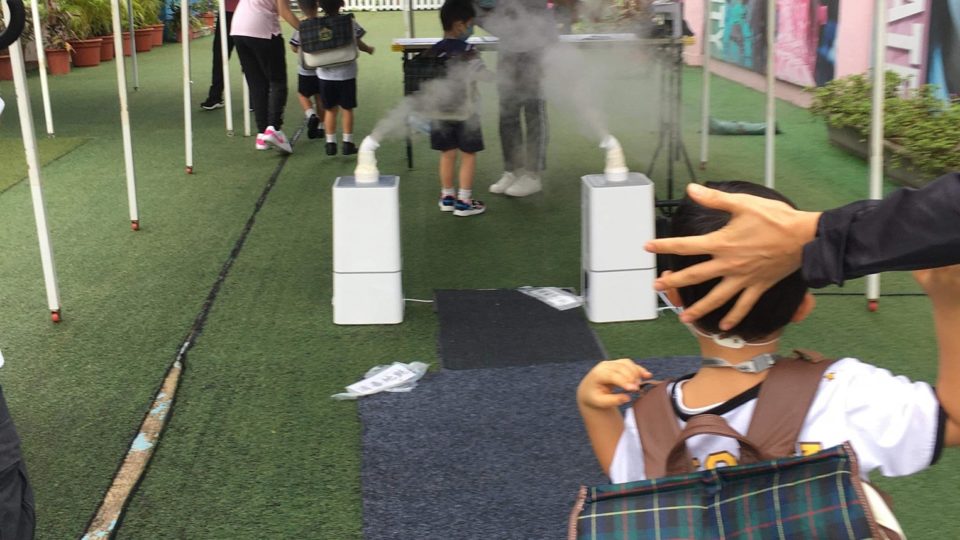 Children at the entrance of a kindergarten in Kowloon Tong, which had installed vaporizers infused with vinegar. Photo via Facebook/K Kwong