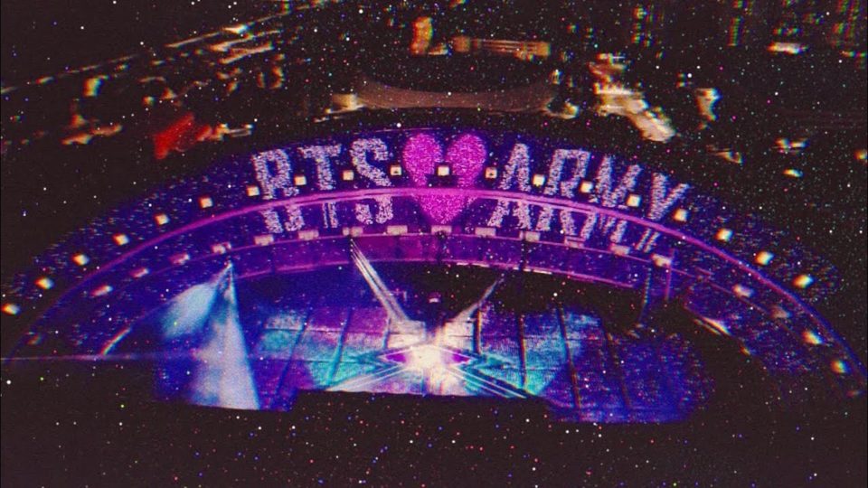 Fans light up the BTS concert in 2018. Photo: One In An Army/Twitter
