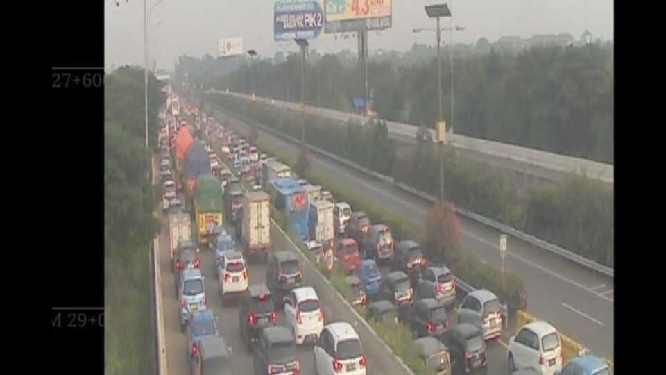 Screenshot of CCTV footage showing toll road leading to Soekarno-Hatta Airport in near-total congestion this morning. Photo: Istimewa