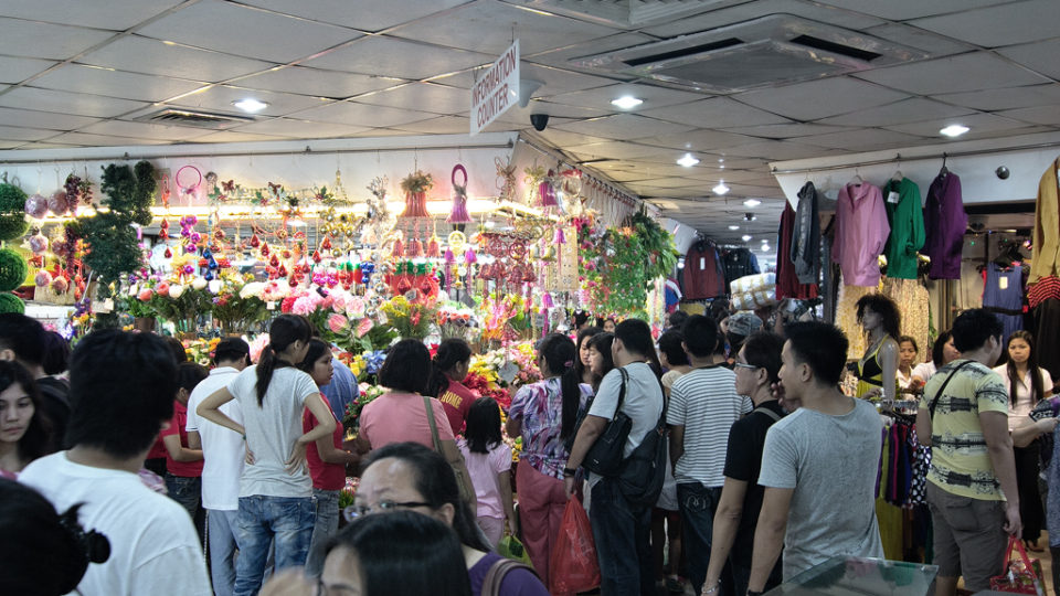 Shoppers in 168 Mall in Divisoria, before pandemic. Photo: Timothy Albano/Wikimedia