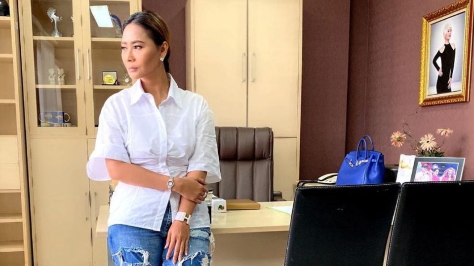 As Indonesia enters the eighth month of the COVID-19 pandemic, dangdut diva Inul Daratista this week announced that she has had to lay off over a thousand of her karaoke bar employees. Photo: Instagram/@inul.d