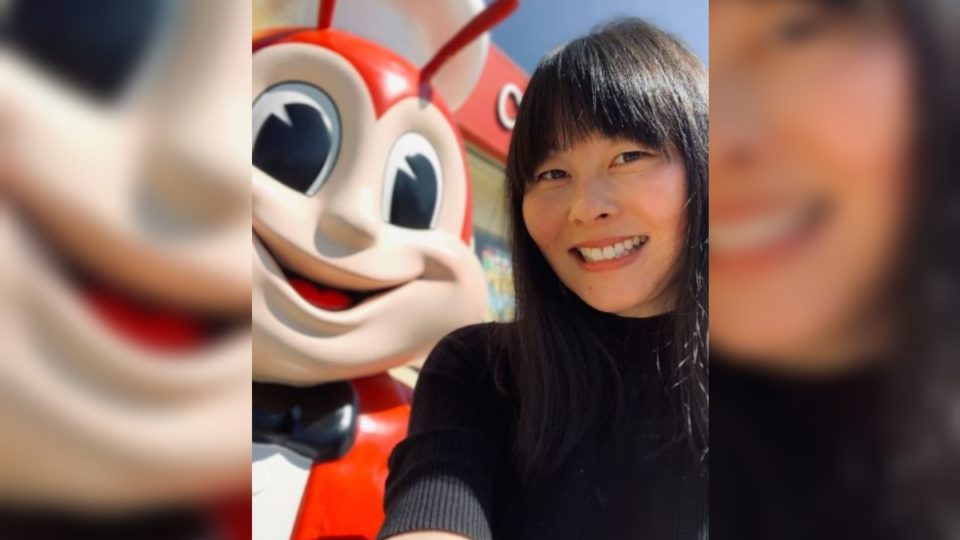 Poet Lang Leav poses with Jollibee in Los Angeles. Photo: Leav/IG