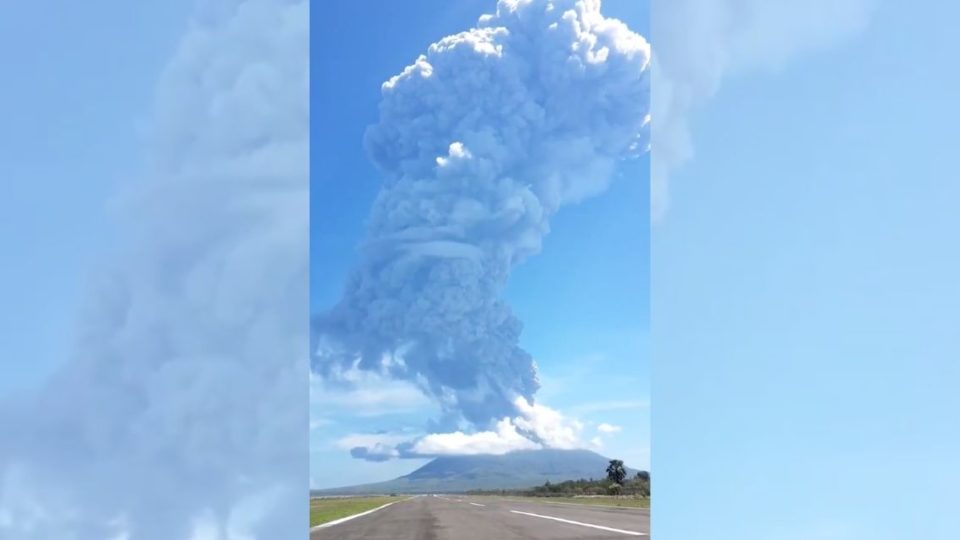 Screengrab from a video taken during Mount Ile Lewotolok’s eruption on Nov. 29. Screengrab: Twitter