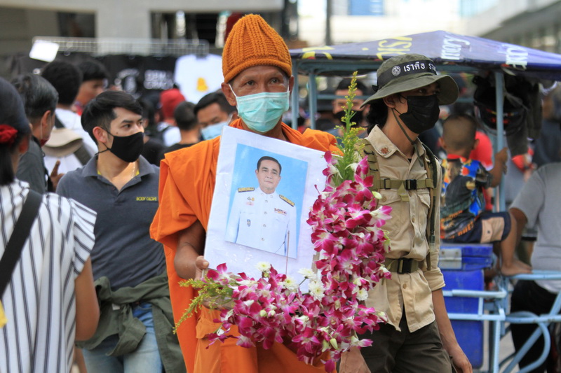 A mock funeral is staged for Prime Minister Prayuth Chan-o-cha Wednesday outside Siam Commercial Bank headquarters. Photo: Coconuts