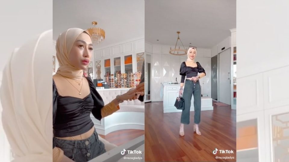 In a recent TikTok video, internet-famous aesthetician Reza Gladys appeared to wear a flesh-colored long-sleeved undershirt — widely known as “manset” in Indonesia — under her black top, which apparently didn’t seem hijabi-friendly to many of her viewers. Screenshot from TikTok/@rezagladys