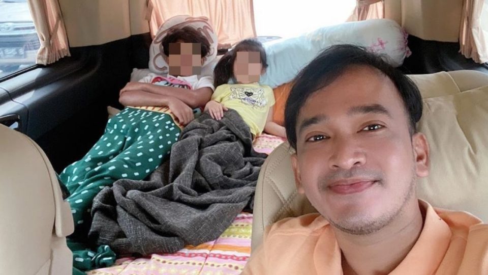 Indonesian TV host-turned-entrepreneur Ruben Onsu with his children, Betrand Peto (L) and Thalia Putri Onsu (R). Photo: Instagram/@ruben_onsu