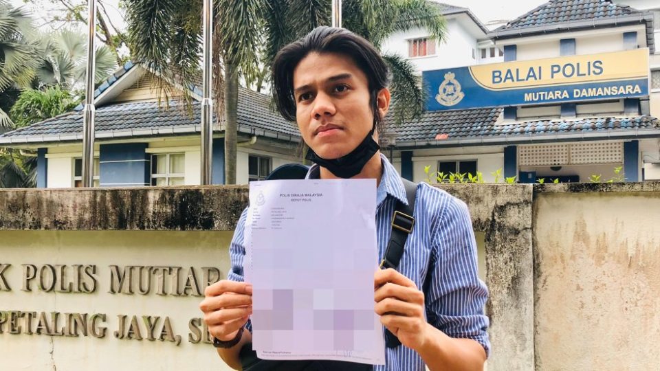 Da’i Syed holding up a copy of his police report outside the Mutiara Damansara police station. Photo: Da’i Syed/Twitter