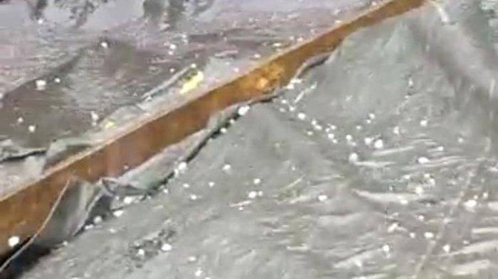 Some parts of Bali and East Lombok recently witnessed hail that damaged dozens of houses and gained attention on social media.   Photo: Istimewa via Tribun