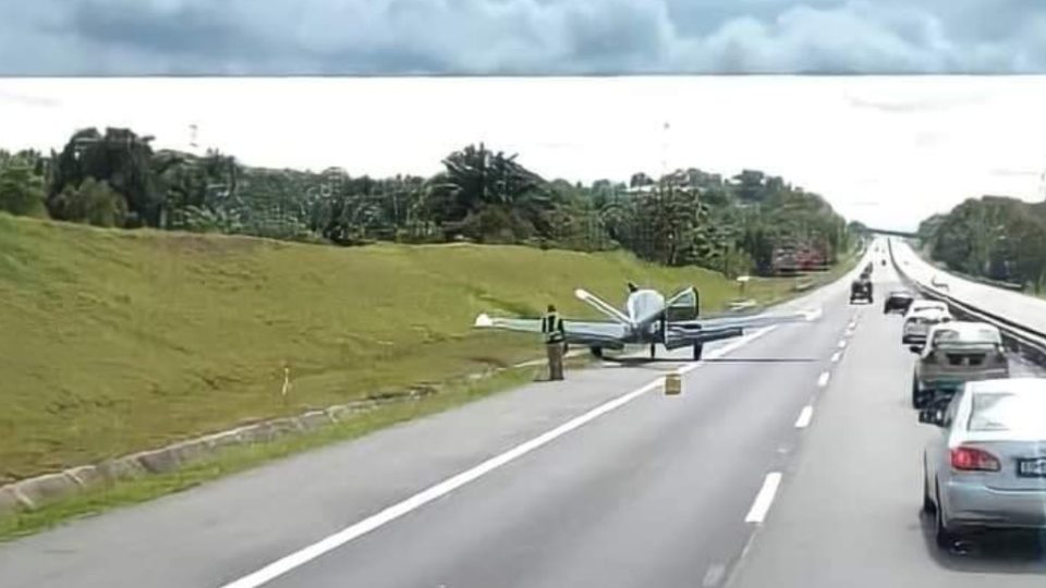 Private plane on Malaysian highway. Photo: @zynen1/Twitter