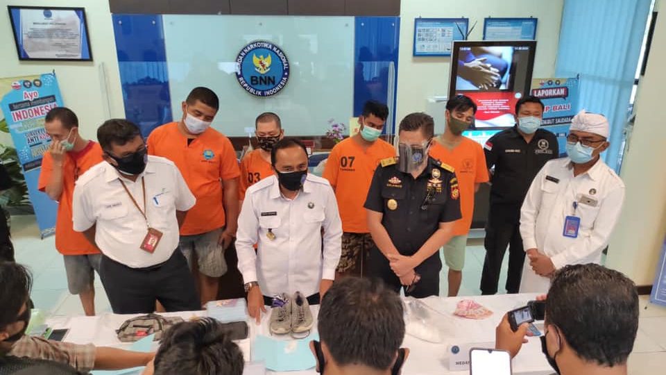 Chief of Bali province’s National Narcotics Agency (BNNP), I Putu Agus Arjaya, second from left in white, at a press conference on Nov. 30. Photo: BNNP Bali 