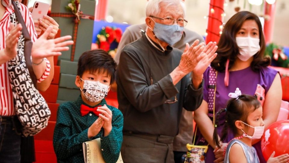 A large crowd gathered Tuesday evening for a Christmas event at Bangkok megamall CentralwOrld. Most wore masks. Photo: CentralwOrld / Facebook

