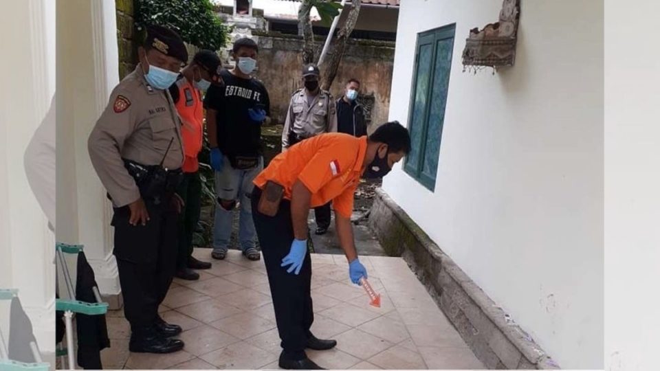 Police performing a crime scene investigation at the home of NPW in Denpasar, a bank teller who was found stabbed to death on Monday. Photo: Istimewa