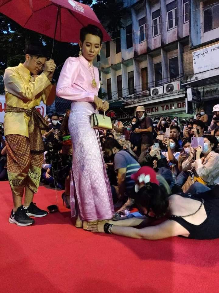 Jatuporn Sae-ung and Nopphasin Trirayapiwat dress in Thai custom on Oct. 29 at a pro-democracy rally on Silom Road. Photo: Opol999 / Twitter