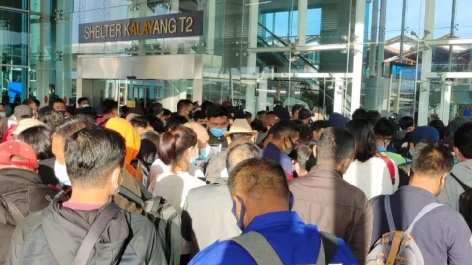 The new travel requirement for the year-end holiday has resulted in a long queue for the antigen rapid test at Soekarno-Hatta Airport on Monday (Dec. 21) morning, with travelers alleging that airport staff were not ready for the turnout. Photo: Twitter