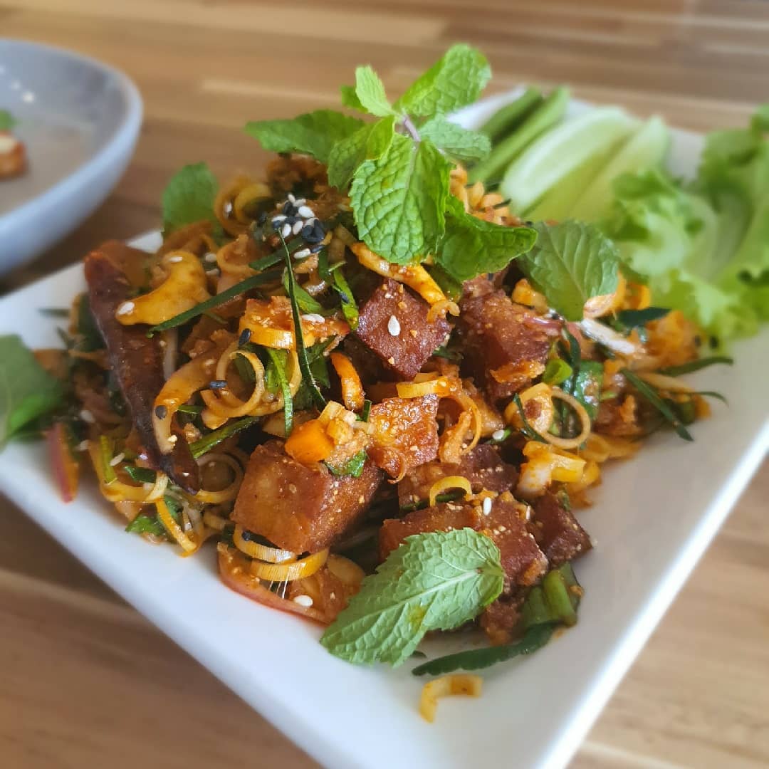 Spicy deep-fried chicken salad. Photo: May Veggie Home / Facebook