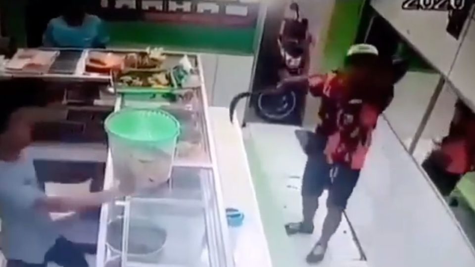 The robbery reportedly occurred on Tuesday at a warteg in Kembangan, West Jakarta, with the CCTV recording of the incident circulating widely online. The suspect, identified as 28-year-old CR, was seen bursting into the warteg in his Pancasila Youth uniform while brandishing a sickle, which he waved at the eatery’s staff. Screenshot from Instagram/@warungjurnalis