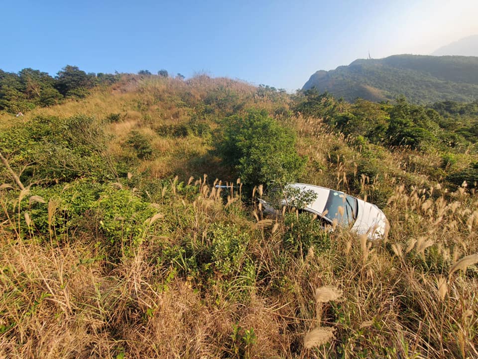 The car waded deep into the thickets of Fei Ngo Shan. Photo via Facebook/Arthur Pun