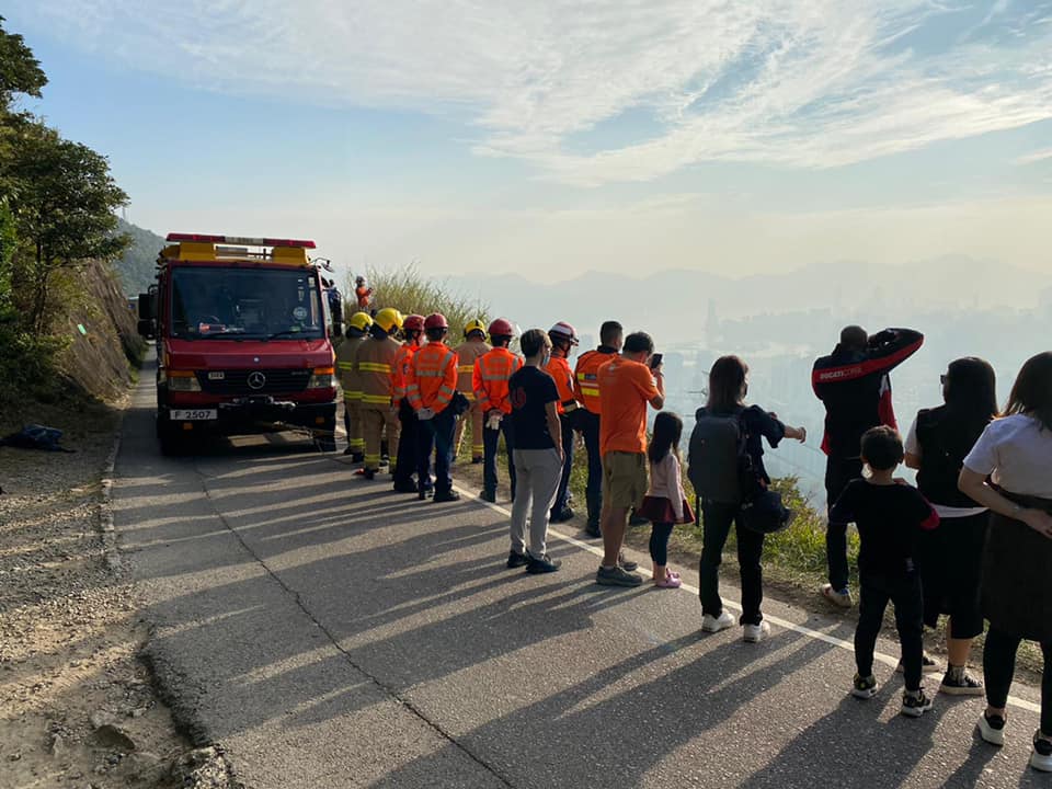 Firefighters arrive at Fei Ngo Shan. Photo via Facebook/Arthur Pun