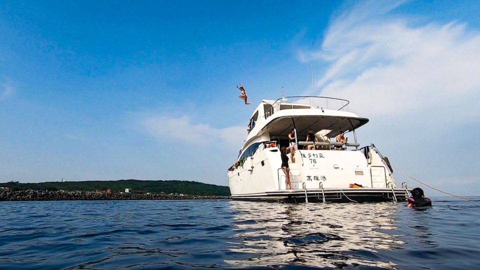 Vessels hired for social gatherings fall under the “party room” definition, Hong Kong authorities said. Photo via Facebook/嘉信遊艇生活