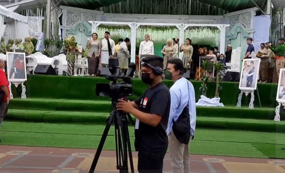 A camera crew in front of the stage at a drive-thru wedding reception on Sunday in front of the Federal Court. Photo: Elnie Lianim/YouTube