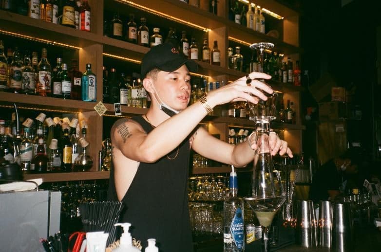 Tomiyama mixes a drink at OZU. Photo: Hans Martin