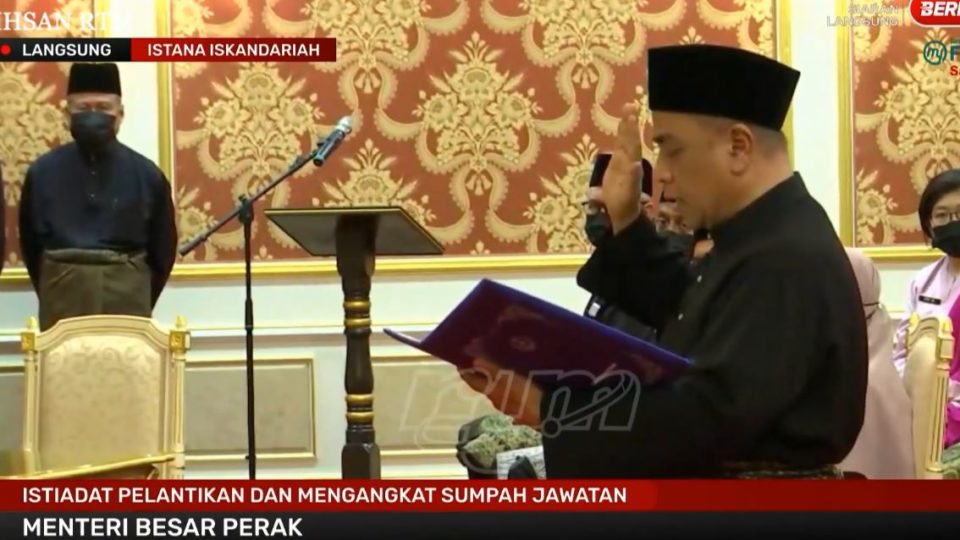 Saarani Mohammad reciting his oath at the Iskandariah Palace today. Photo: RTM
