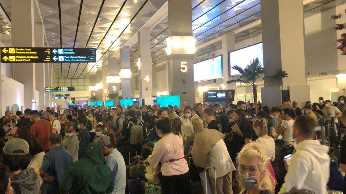 Travelers packed the arrival hall at Soekarno-Hatta Airport’s Terminal 3 on Dec. 28, 2020. Photo: Twitter/@arisrmd