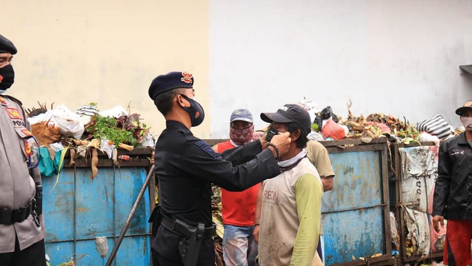 Officers from the COVID-19 joint task force during a health protocol check in Bali. Photo: Bali Provincial Government