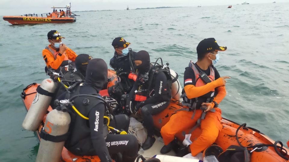 A search and rescue unit at the suspected crash site of SJ-182. Photo: BASARNAS (@SAR_NASIONAL)