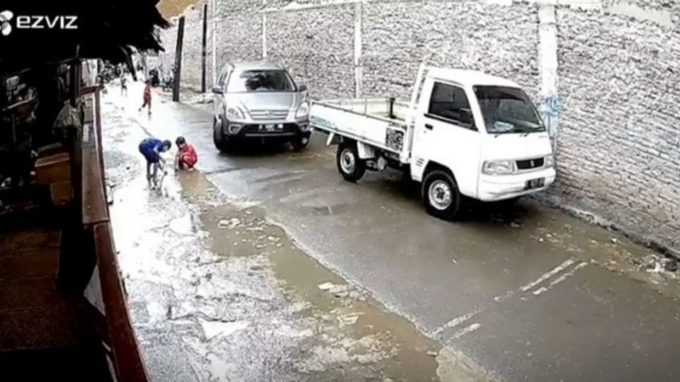 A motorist has been charged with negligence after he ran over a young boy in Kembangan, West Jakarta. The incident occurred on a narrow street in the district yesterday afternoon, with a CCTV recording of the gruesome incident having circulated widely online. Photo: Istimewa