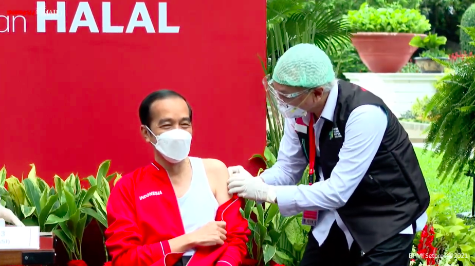 President Joko Widodo receiving his second CoronaVac dose at the Presidential Palace on Jan. 27, 2021. Photo: Cabinet Secretariat