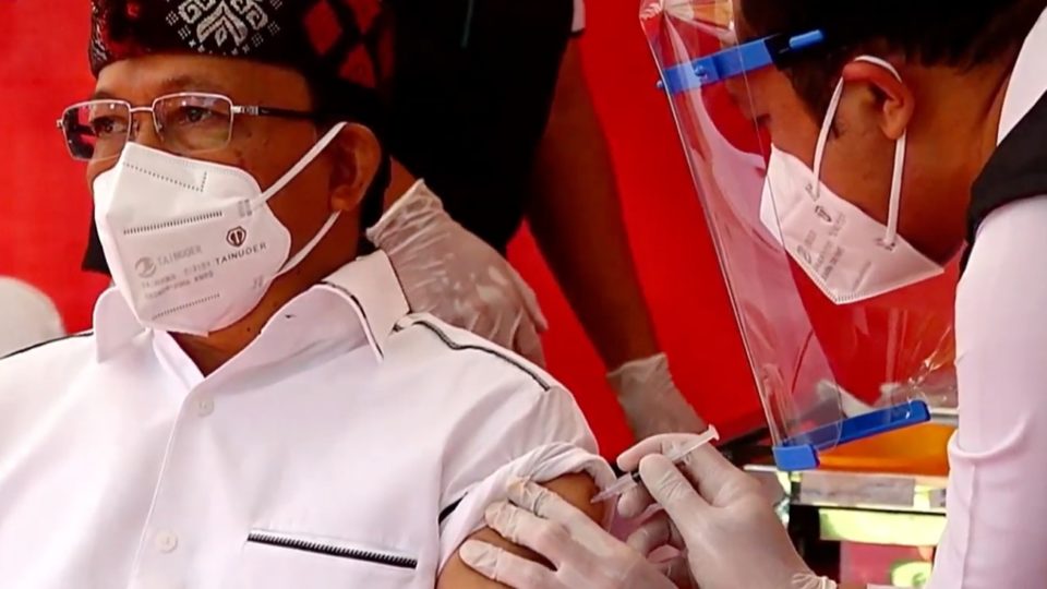 Governor Wayan Koster was the first person in Bali to receive a dose of the CoronaVac vaccine. Photo: Youtube/Bali Provincial Government