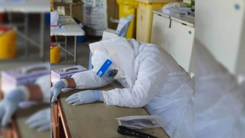 Ali Noor Hassan resting his head on a table. Photo: Skuad Pengurusan Jenazah/Facebook
