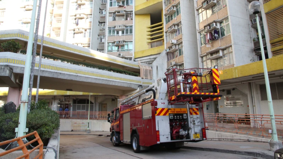 The Indonesian woman was unconscious by the time firefighters arrived at Cheung On Estate in Tsing Yi. Photo via Apple Daily