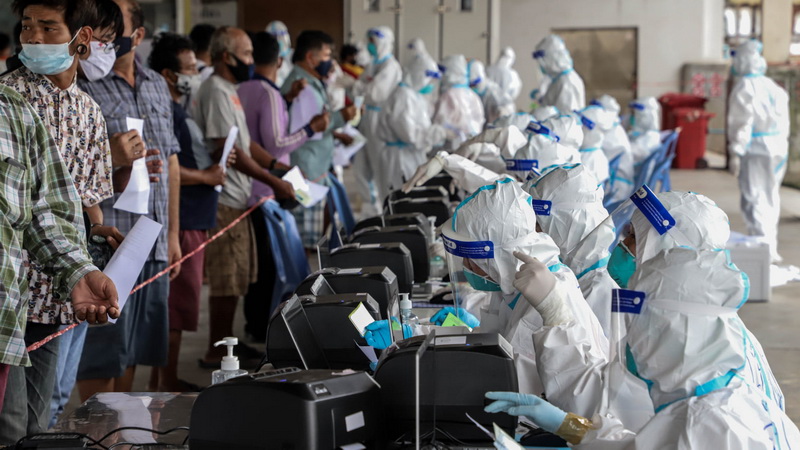 Health officials test more than 600 fishers for COVID-19 on Tuesday in Samut Sakhon province. Photo: Samut Sakhon Public Relations Department  