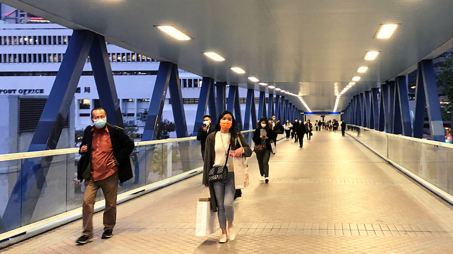 Pedestrians cross a bridge in Central on Jan. 4, 2021. Photo: Coconuts Media