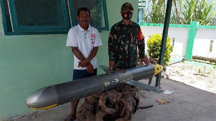 An Indonesian fisherman (Left) discovered a sea glider off the coast of Selayar Island in South Sulawesi. Photo: Istimewa